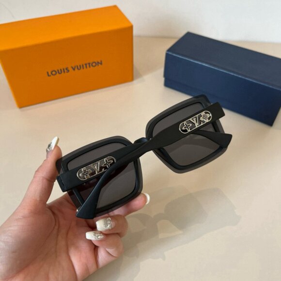 Louis Vuitton Women\'s Black Sunglasses main image 6